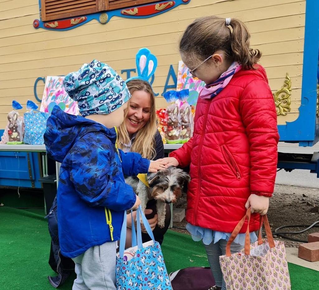 Eine Aushilfs-Osterhäsin verteilt Geschenktüten an die Kinder. | Foto: Fotos: privat